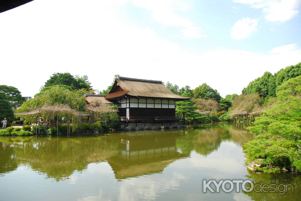 池に映る尚美館