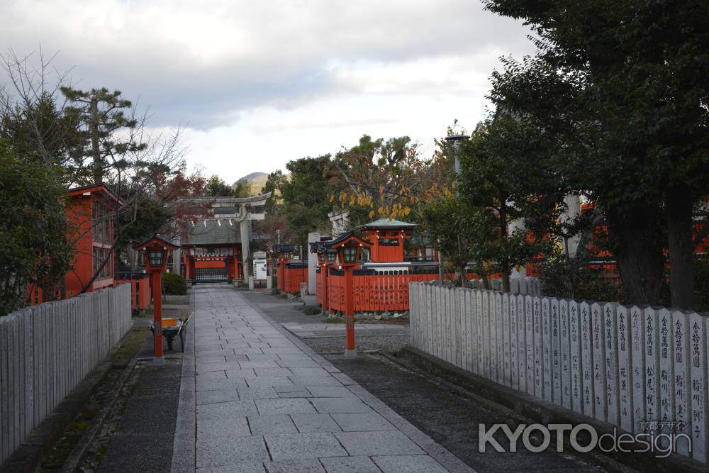 車折神社中門にむかって