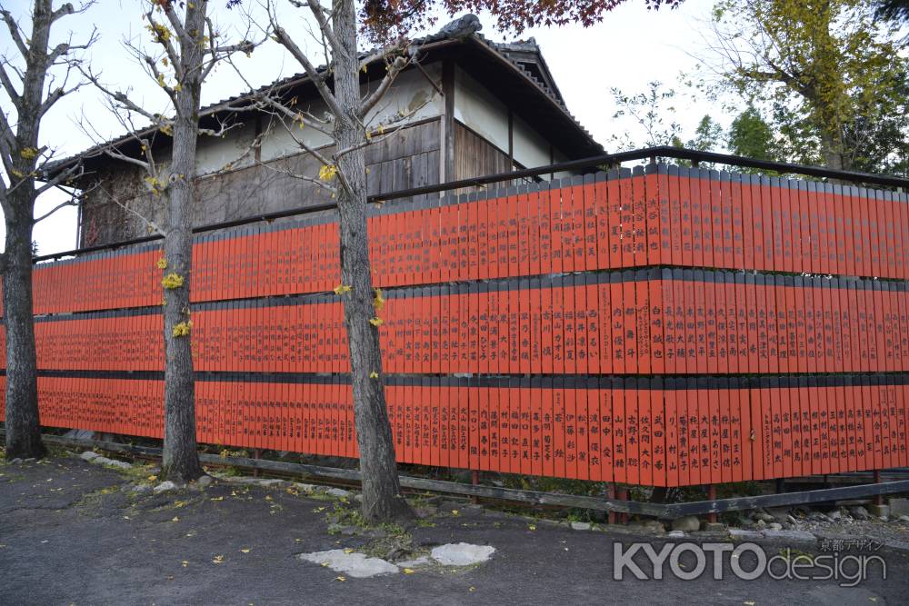 車折神社中門駐車場付近