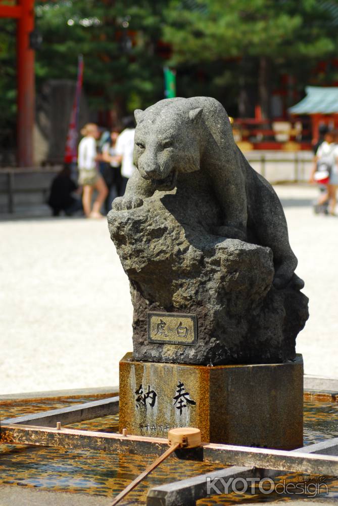 平安神宮の手水台（白虎）