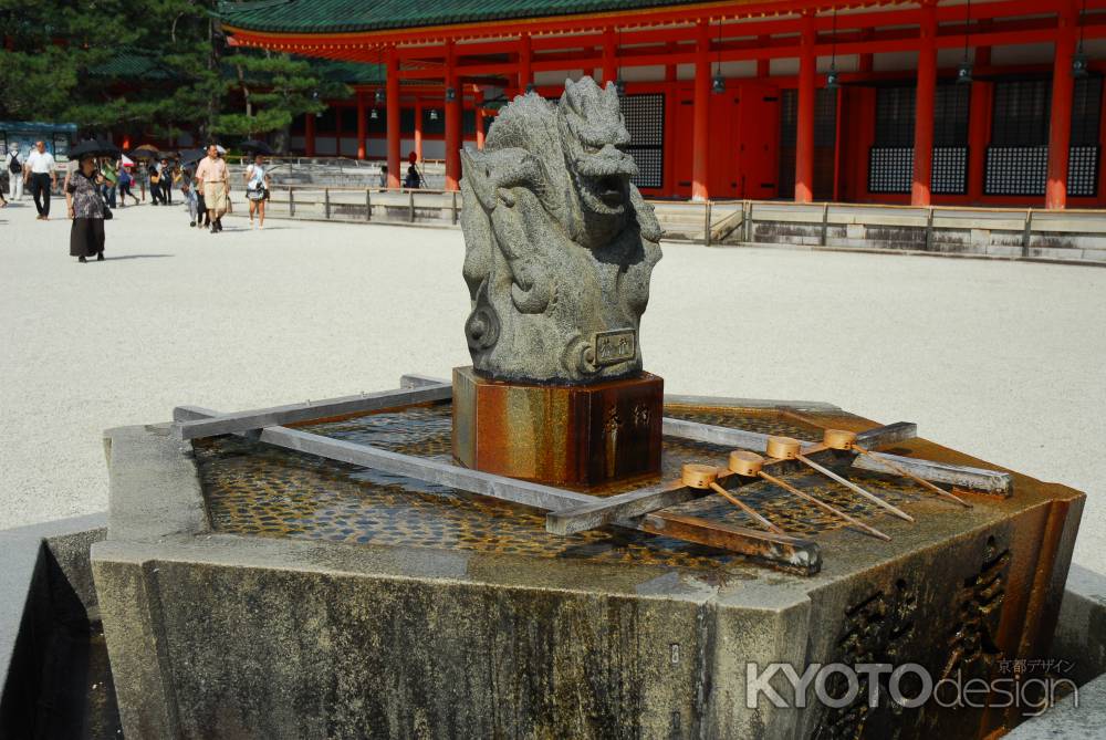 平安神宮の手水台（蒼龍）