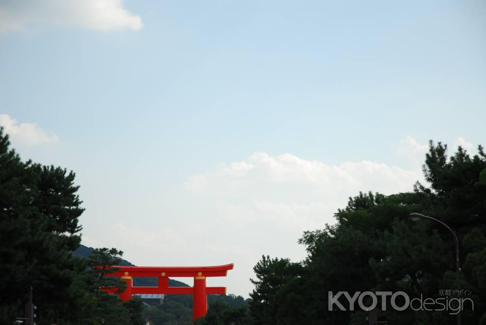 平安神宮の鳥居と青空