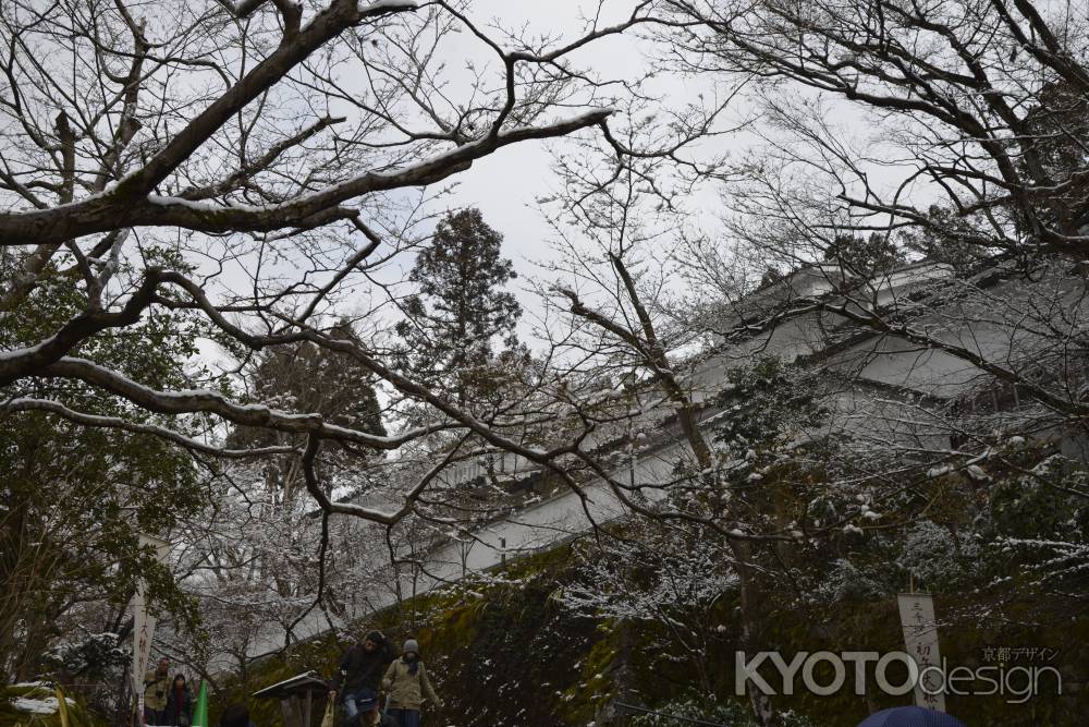 雪空と寺の壁