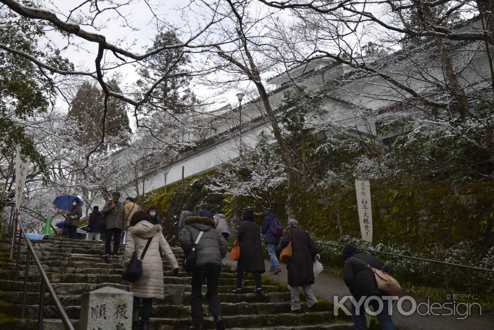 三千院への雪階段