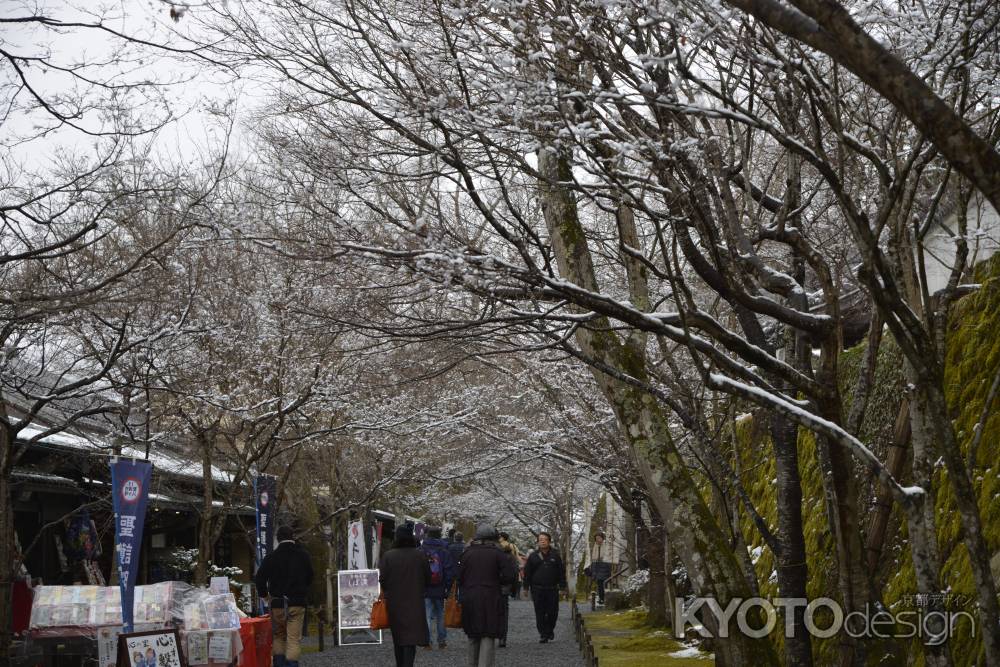 三千院門前の土産物街