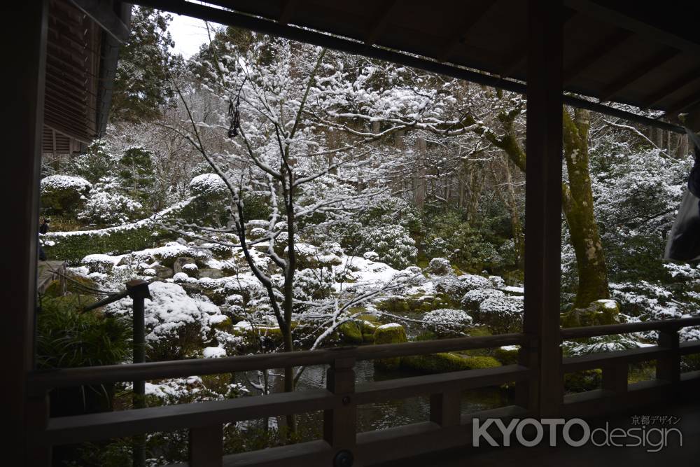 雪景色の庭園を眺む