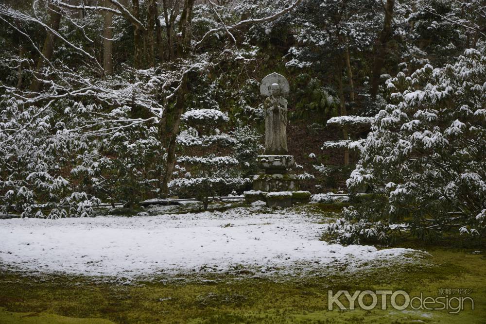 雪に凍える石仏さま