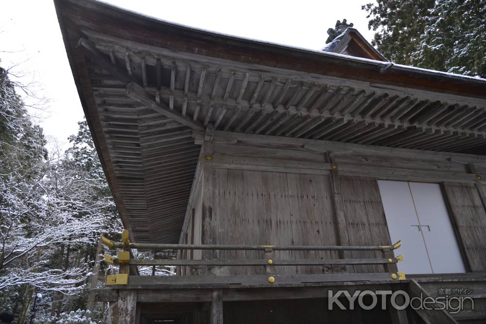 見上げる　お堂と雪