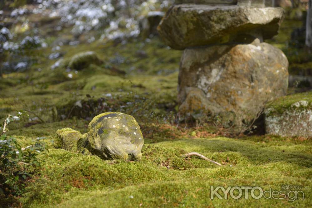 腹ばいのお地蔵さま