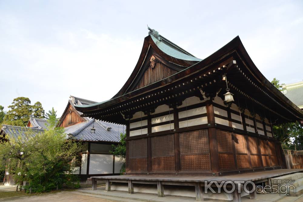 舞を奉納　神楽殿