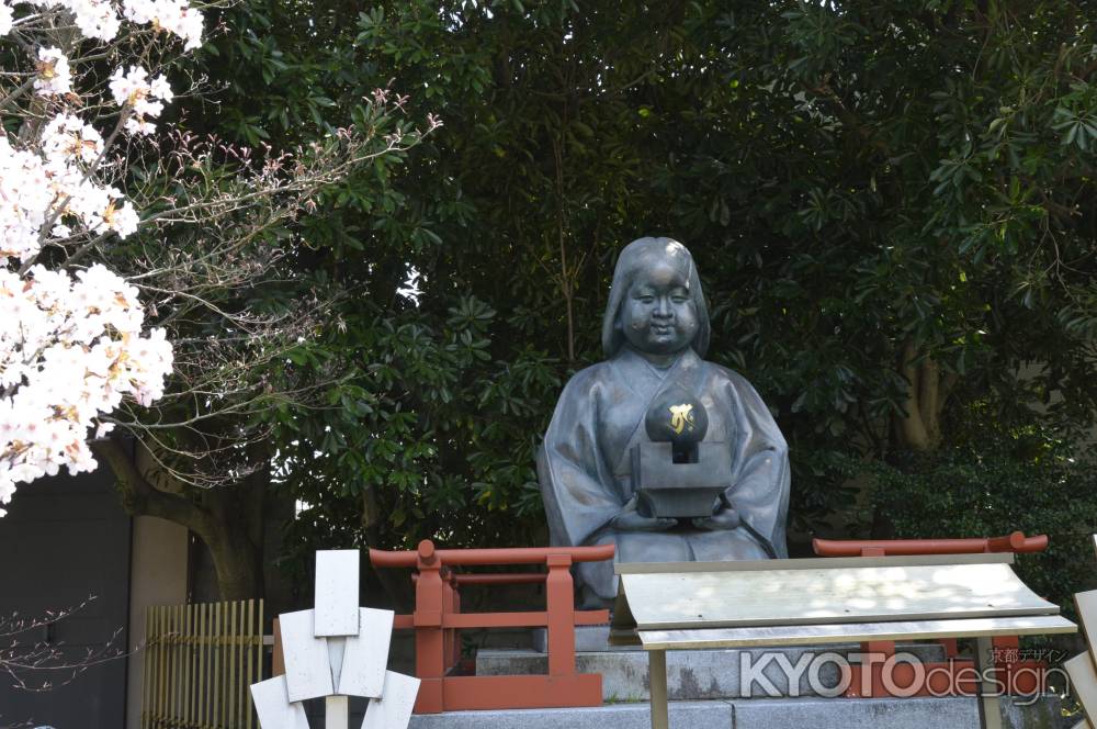 桜の側におかめ像