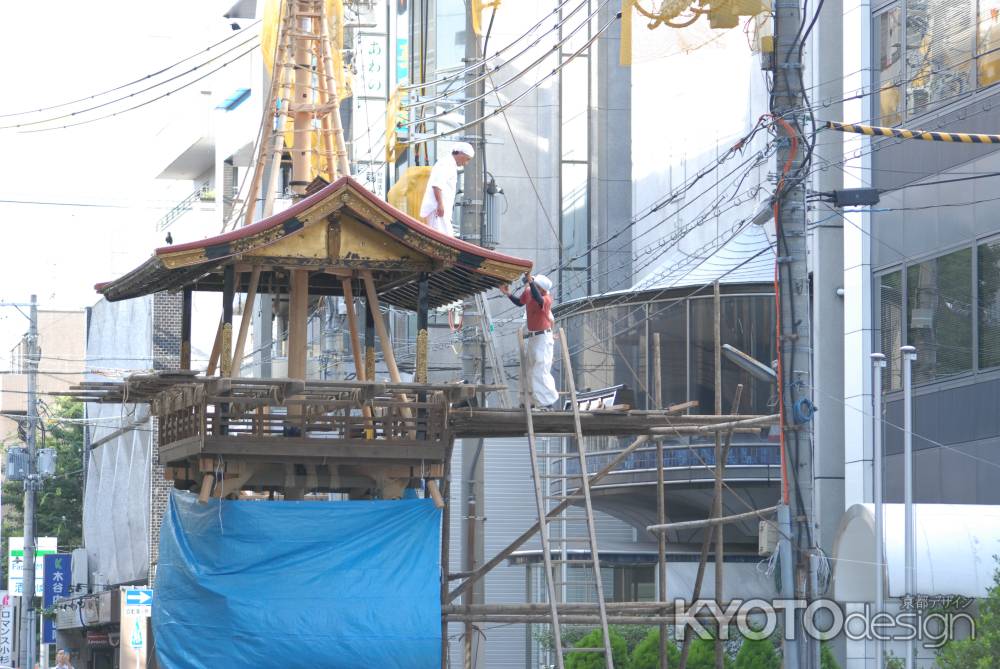 鶏鉾の屋根作業