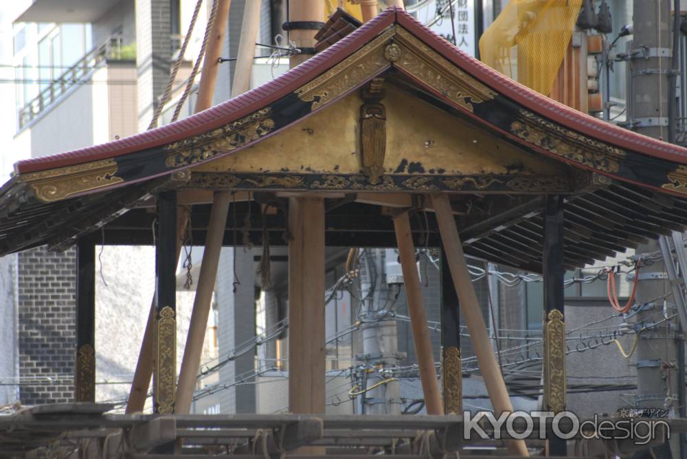 鶏鉾の鉾建て途中の屋根