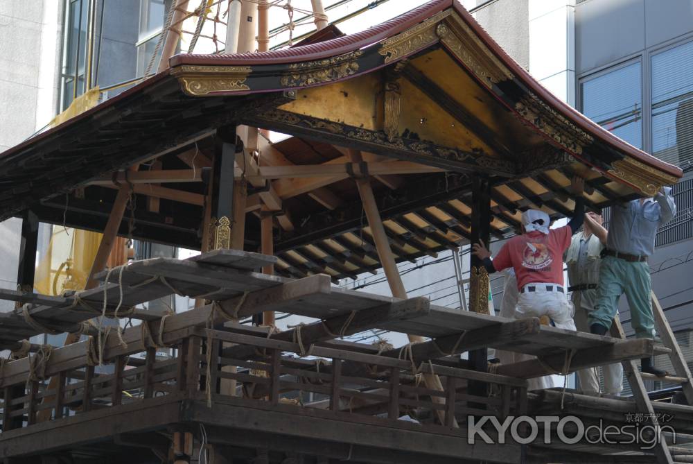 鶏鉾の鉾建て屋根作業