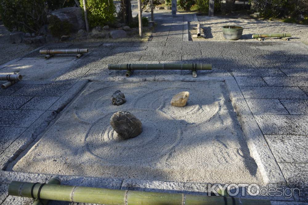 法住寺　本堂前庭