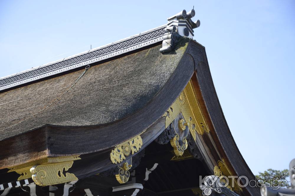 桧皮葺きの荘厳な屋根