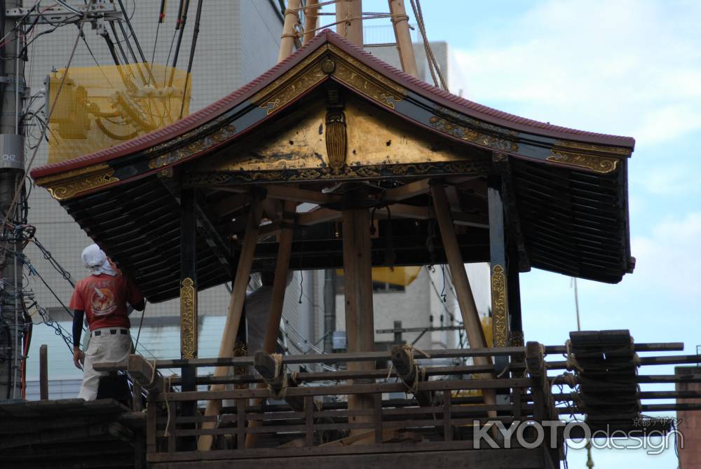 鶏鉾の鉾建て中