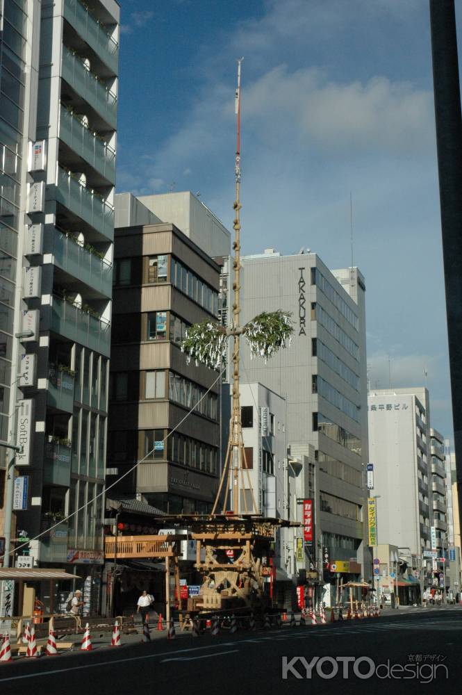 青空にそびえる月鉾