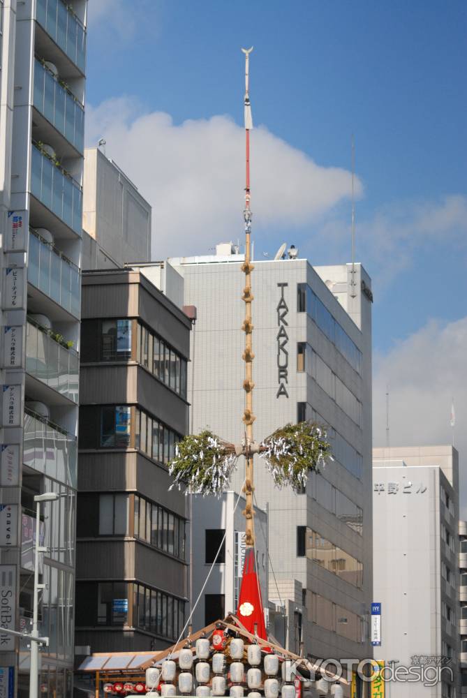 空に高く伸びる月鉾の鉾頭