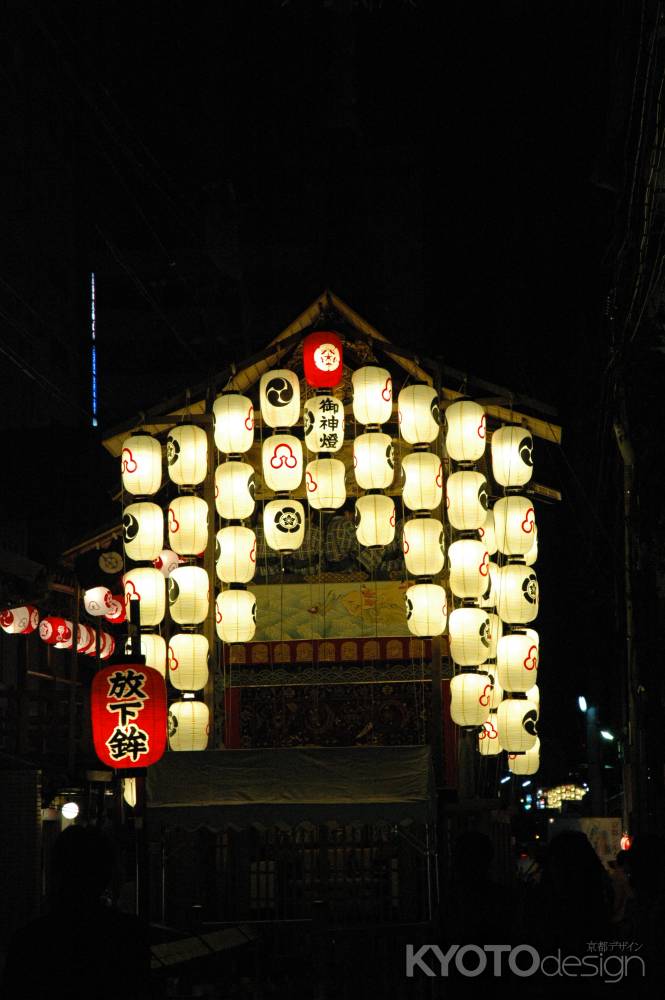 夜空に浮かび上がる駒形提灯