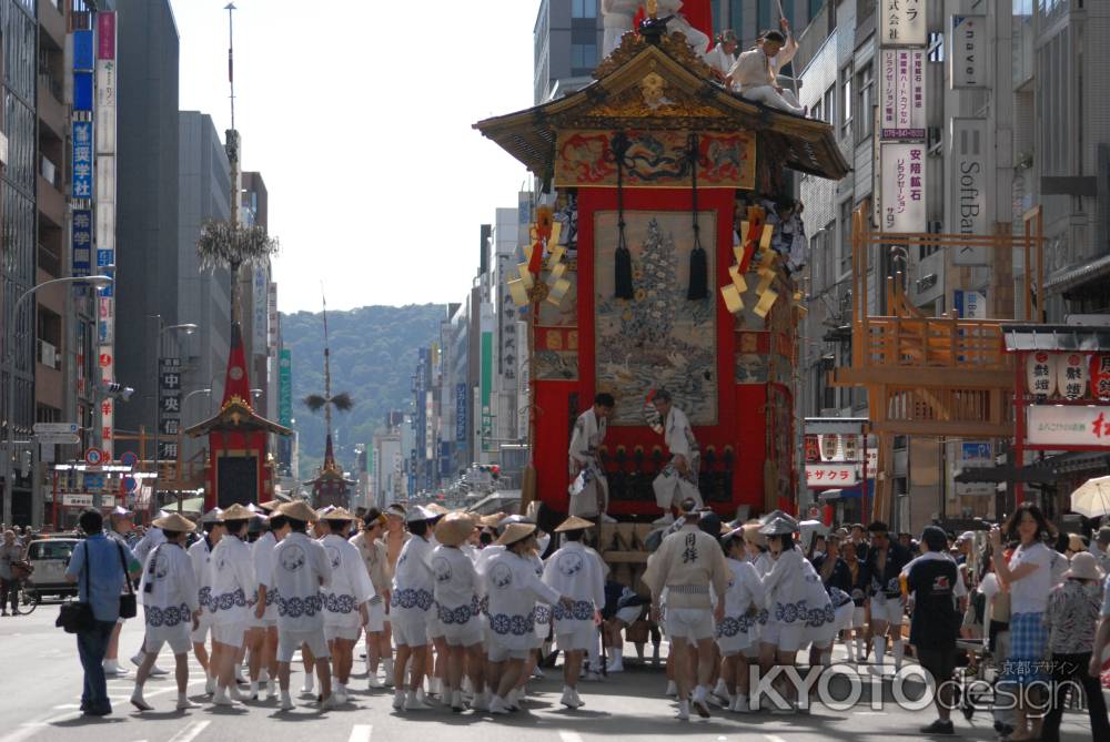 巡行順に並ぶ壮大な鉾たち