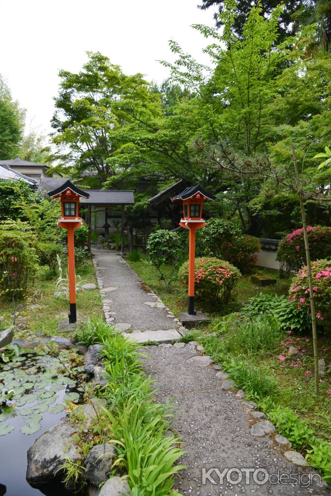 十輪寺　緑濃く