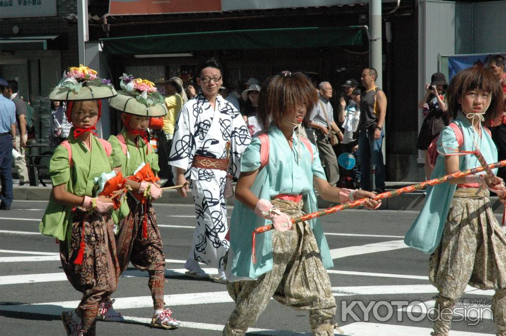 四条傘鉾の棒踊りの子供達