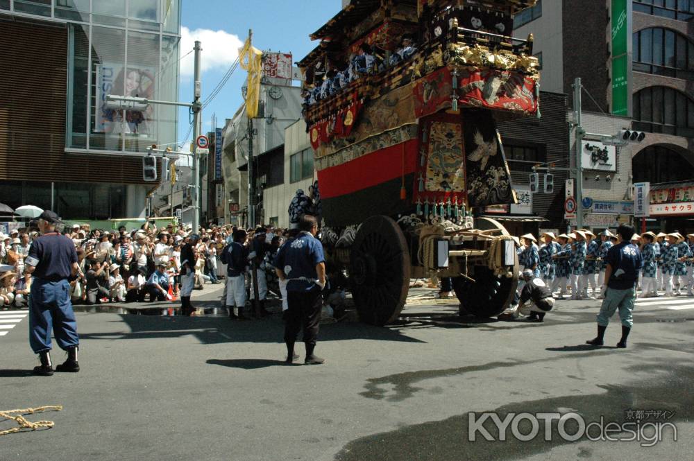 船鉾いよいよ辻回し