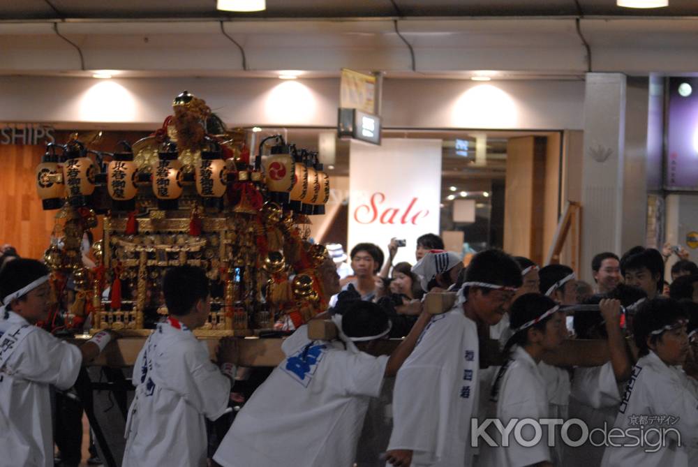 神幸祭御旅へ向かう神輿