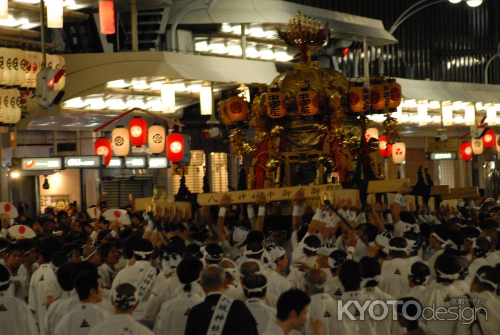 神幸祭神輿中御座のさし上げ