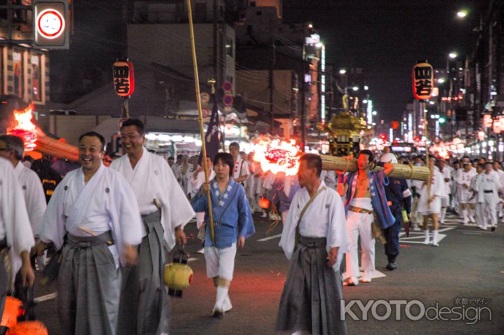 八坂神社へ向かう松明