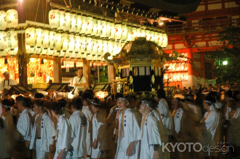 舞殿に運ばれる神輿