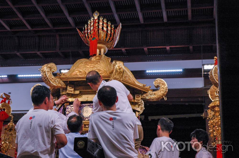 丁寧に扱われる神輿