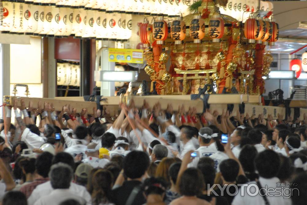 神幸祭神輿東御座さし上げ絶頂