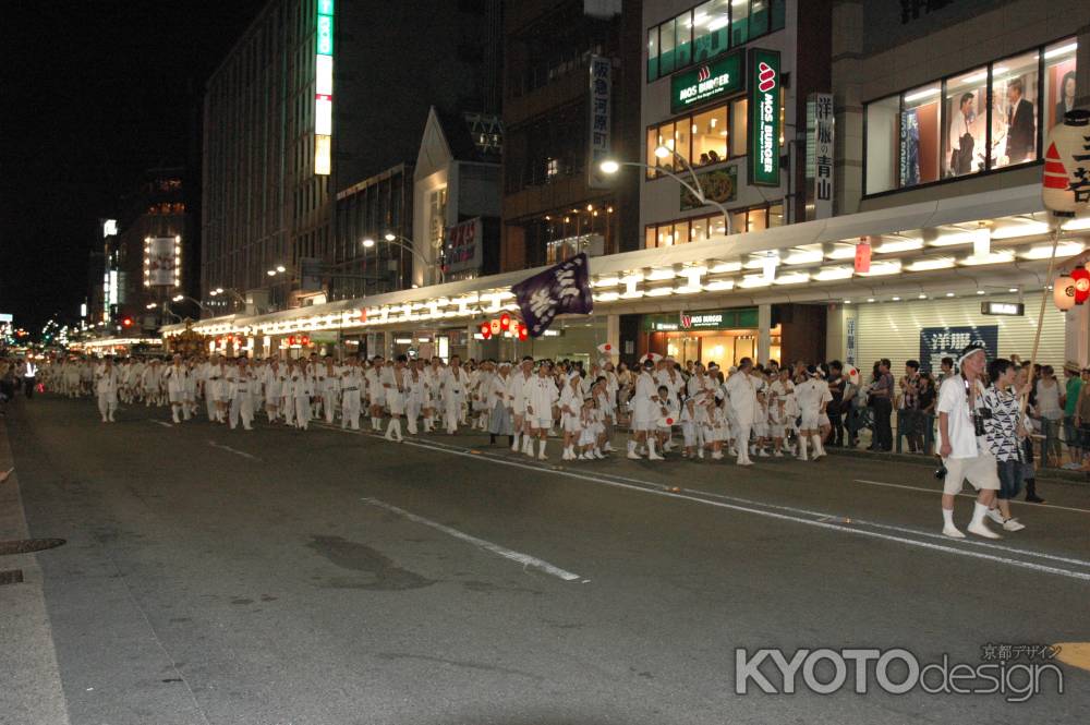 神幸祭トップをきって三若登場