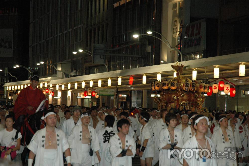 八坂神社宮司と神輿