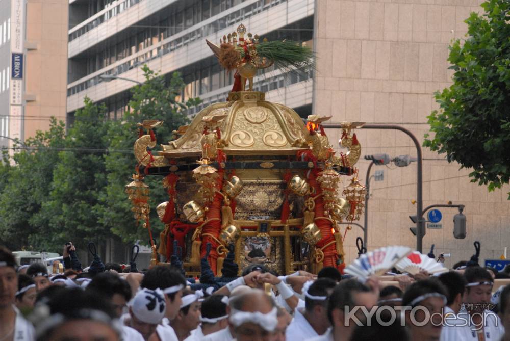 中御座神輿のアップ