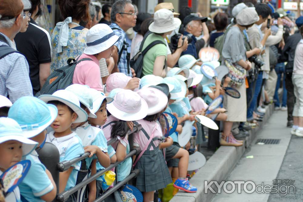 曳き初め　観客の子供たち