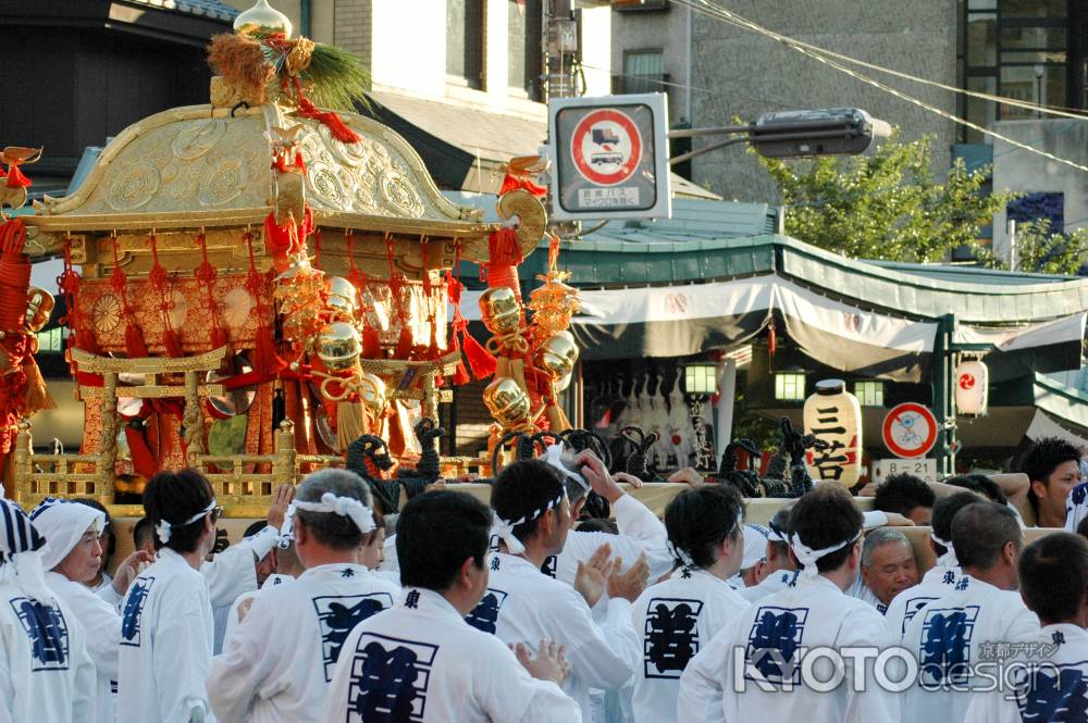 神幸祭の出発