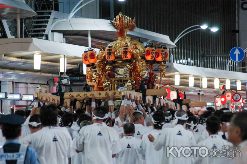 神幸祭　支えられる神輿