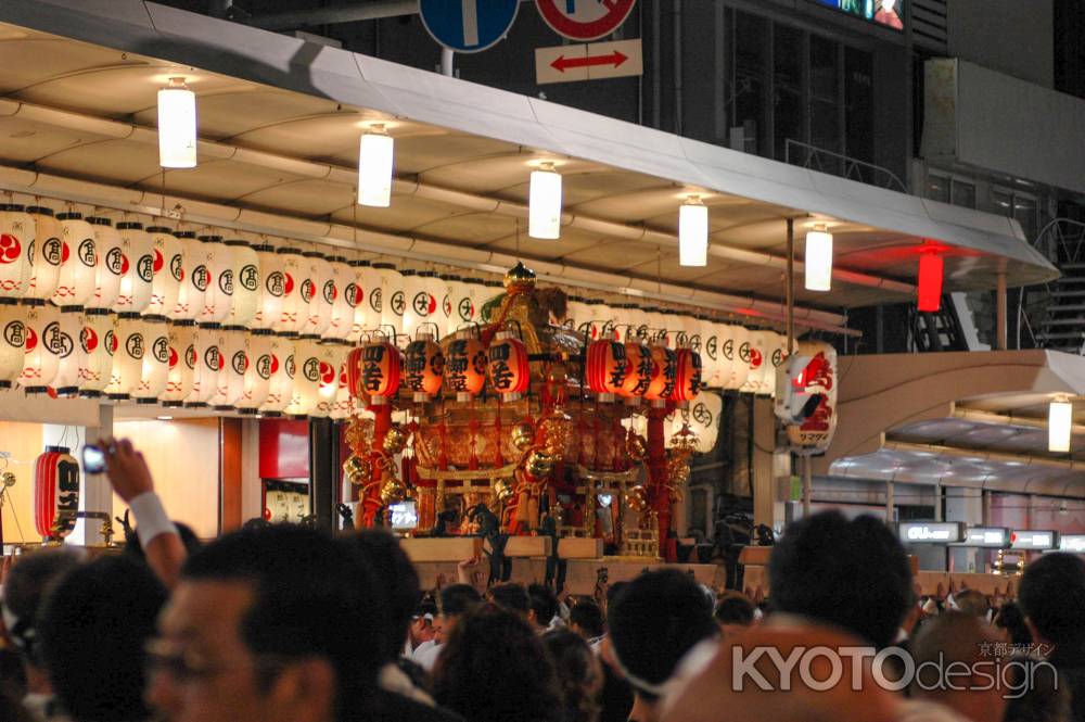 神幸祭　鮮やかに光る神輿