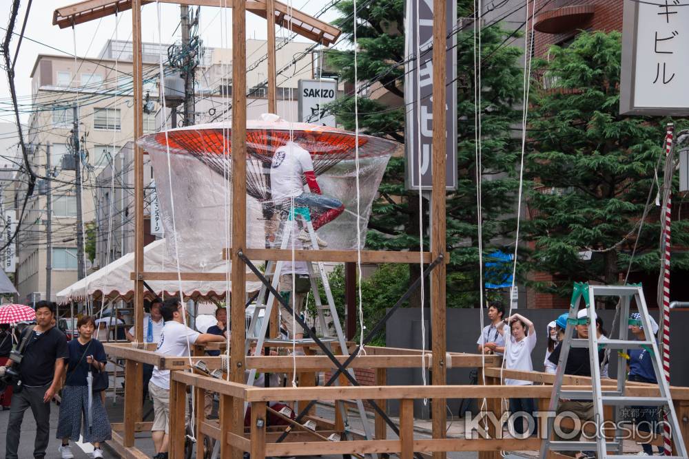 綾傘鉾　雨の中の鉾建て