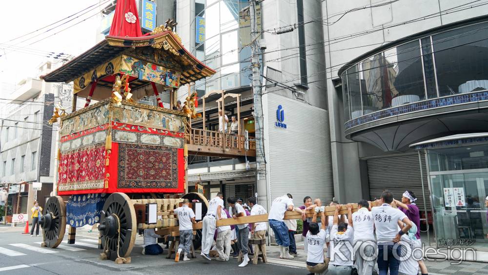 祇園祭　鶏鉾と保存会の方々