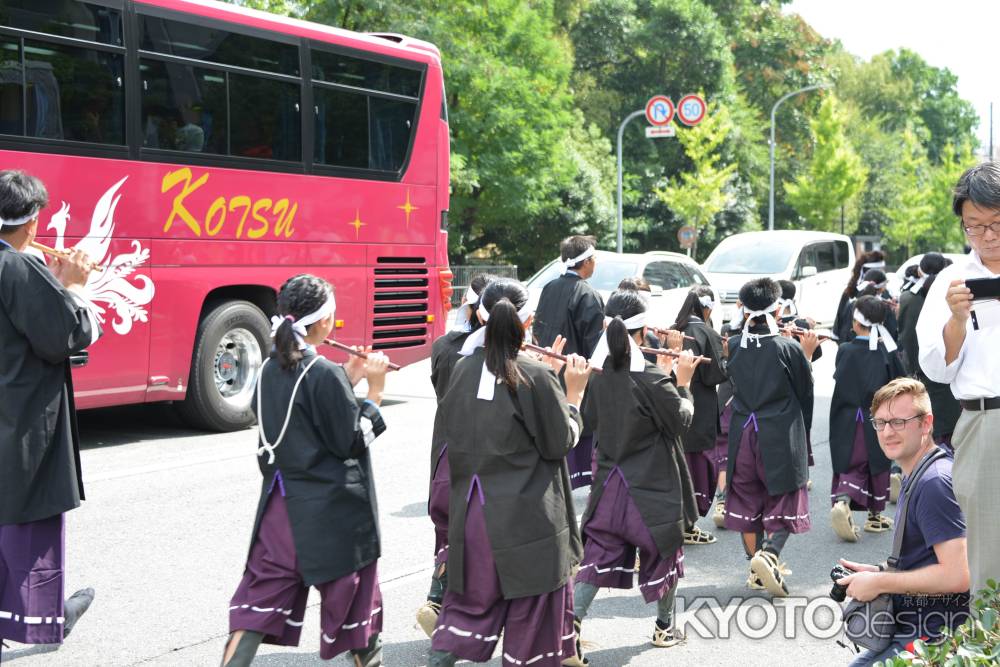 晴明祭　少年鼓笛隊の行列を見送る