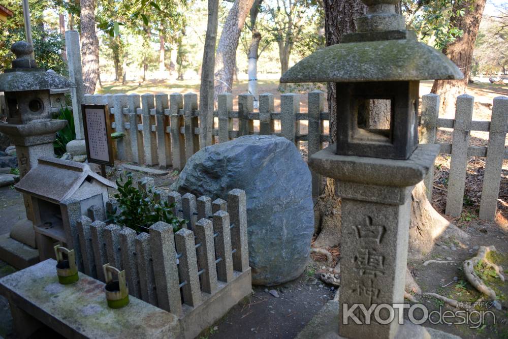 白雲神社の薬師石