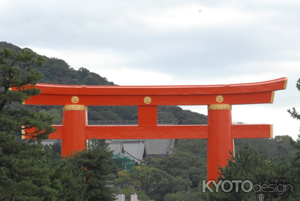 東山にそびえる平安神宮鳥居