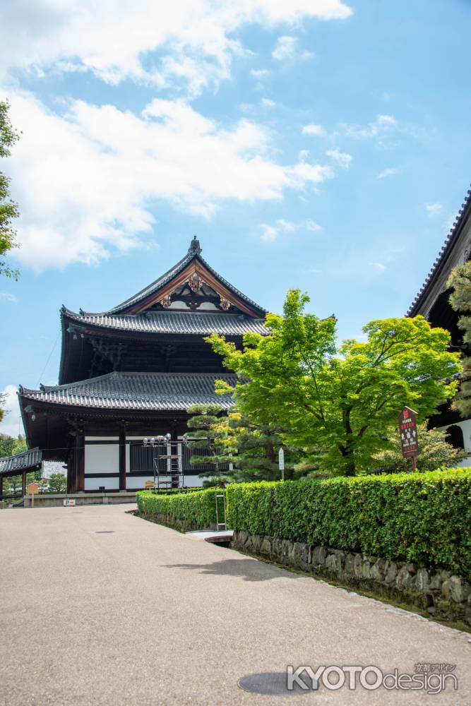 東福寺　青空の下に