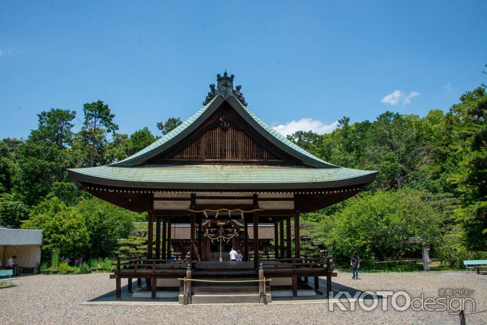 青空に拝殿