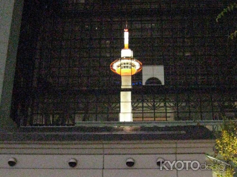 京都駅の鏡に映る京都タワ－