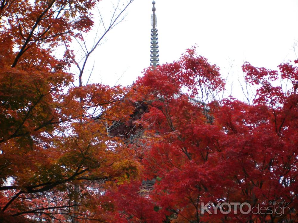 紅葉の清水寺三重塔